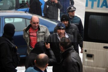 Toate cele 13 persoane arestate în cursul zilei de marți în dosarul „Sex și prostituție în Blocul Țigănesc” vor rămâne după gratii