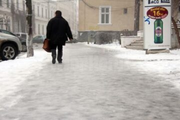În această săptămână, peste 50 de persoane au avut nevoie de îngrijiri medicale după ce au alunecat și au căzut pe gheață