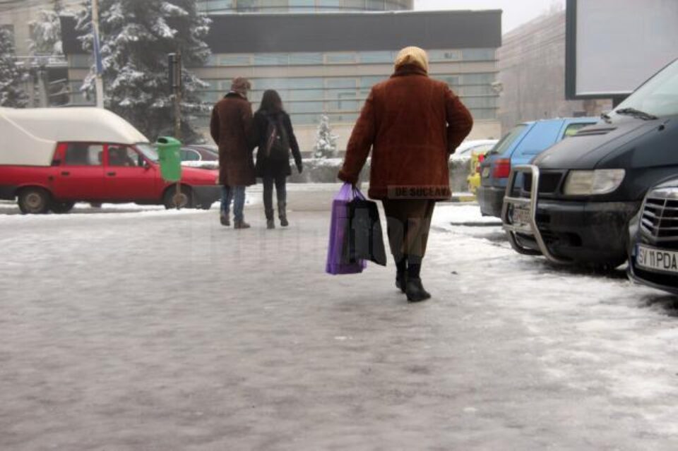 În această săptămână, peste 50 de persoane au avut nevoie de îngrijiri medicale după ce au alunecat și au căzut pe gheață
