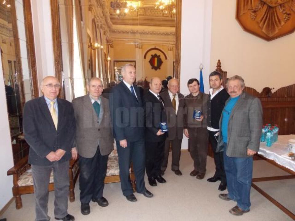 Primarul de Vatra Dornei, Ilie Boncheș, și ceferistul Paul Brașcanu au primit distincția din partea președintelui FCER, deputat Aurel Vainer Primarul de Vatra Dornei, Ilie Boncheș, și ceferistul Paul Brașcanu au primit distincția din partea președintelui FCER, deputat Aurel Vainer
