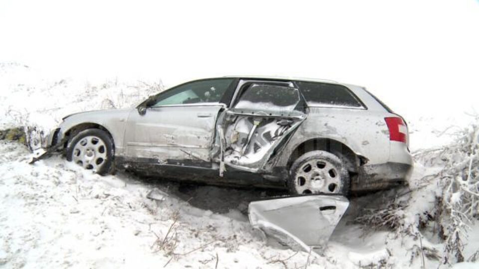 Autoturismul Audi acroșat de tir a ieșit în decor