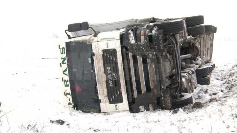Autotrenul a derapat și s-a răsturnat