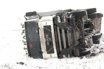 Autotrenul a derapat și s-a răsturnat
