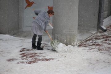 Firmele ar trebui să-și curețe trotuarele de zăpadă și gheață