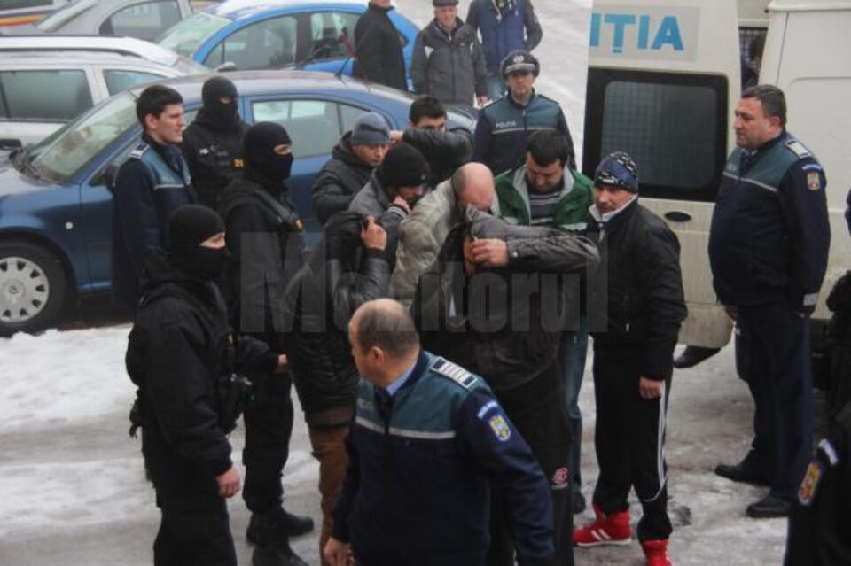 În momentul de față se află în arest 14 dintre cei cercetați în dosarul „Sex și prostituție în Blocul Țigănesc” În momentul de față se află în arest 14 dintre cei cercetați în dosarul „Sex și prostituție în Blocul Țigănesc”