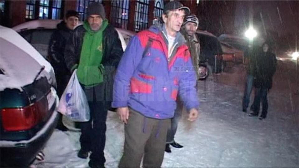 Opt dintre cei zece oameni fără adăpost găsiți în Gara Burdujeni au acceptat să fie transportați la centrul de noapte de la Biserica Sf. Vineri