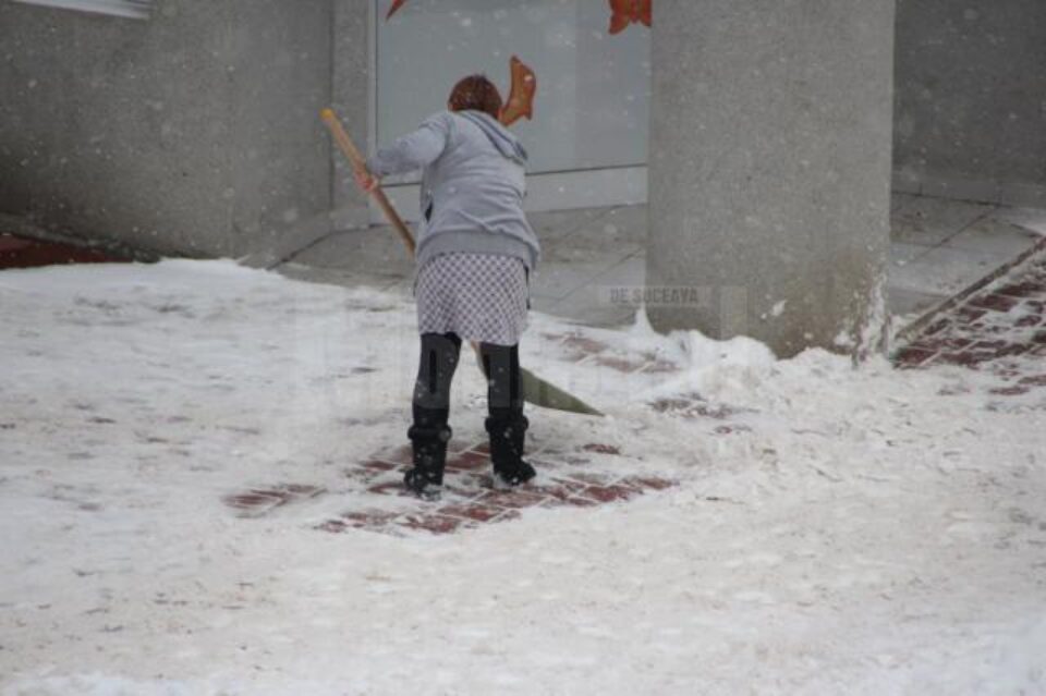 Locatarii trebuie să curețe zăpada de pe trotuarele și aleile din zona locuințelor și a firmelor