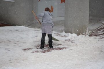 Locatarii trebuie să curețe zăpada de pe trotuarele și aleile din zona locuințelor și a firmelor