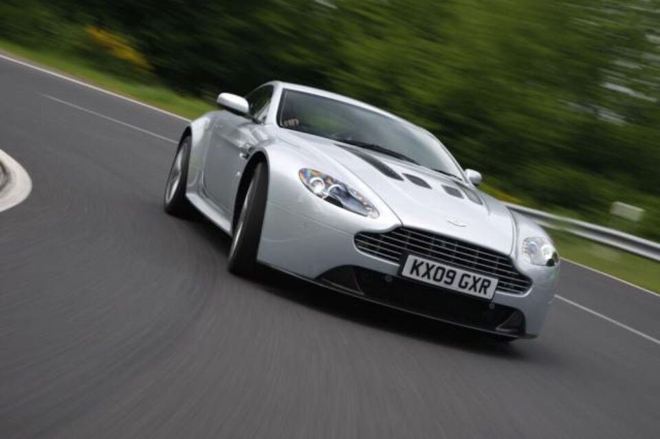 Noul Aston Martin V12 Vantage vine la toamnă