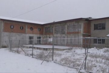 Clădirea are două niveluri, este ridicată „la roșu”, dispunând de spații generoase, bine compartimentate
