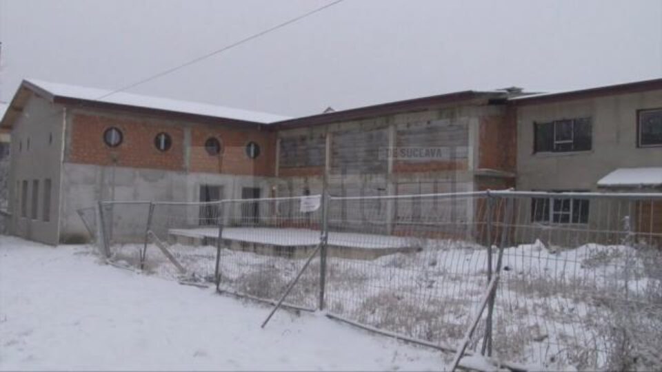 Clădirea are două niveluri, este ridicată „la roșu”, dispunând de spații generoase, bine compartimentate