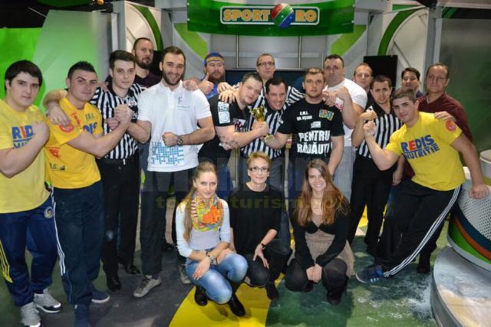 Cei opt finaliști alături de arbitri și organizatorii concursului Campionul Campionilor