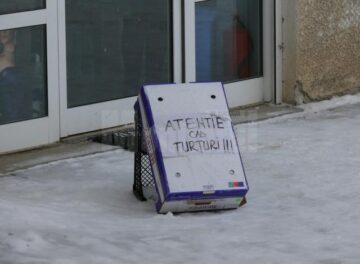 Intervenție dificilă a pompierilor pentru îndepărtarea țurțurilor