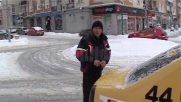 Stradă blocată de un taximetrist care și-a lăsat mașina pe avarie în mijlocul drumului