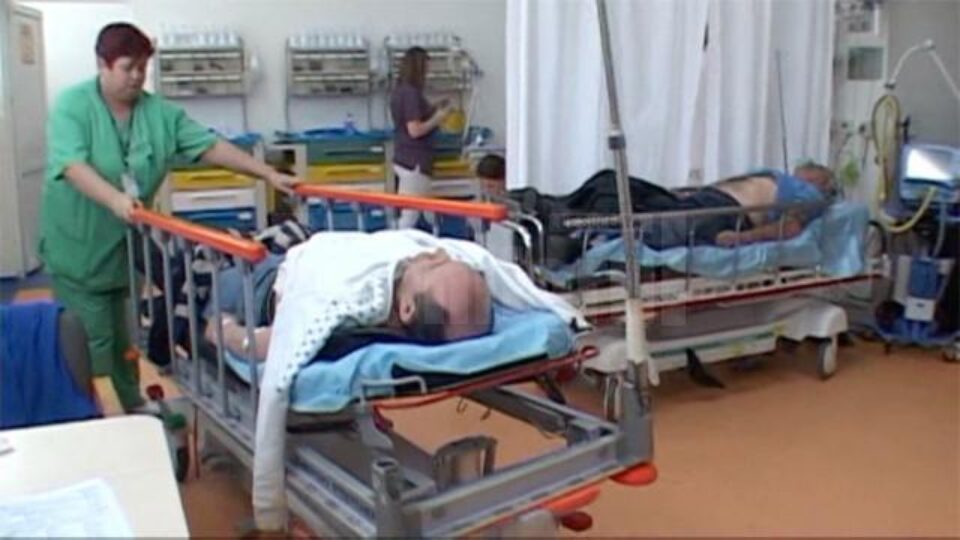 Victimele, cu vârste cuprinse între 33 și 61 de ani, au fost transportate la spital, pentru investigații Victimele, cu vârste cuprinse între 33 și 61 de ani, au fost transportate la spital, pentru investigații