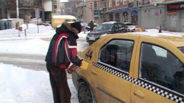 După 30 de minute, și-a făcut apariția și șoferul taxiului cu pricina