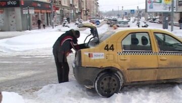Stradă blocată de un taximetrist care și-a lăsat mașina pe avarie în mijlocul drumului