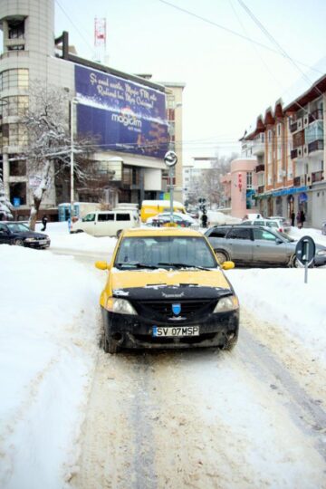 Strada a fost blocată de mașina lăsată pe avarie în mijlocul drumului