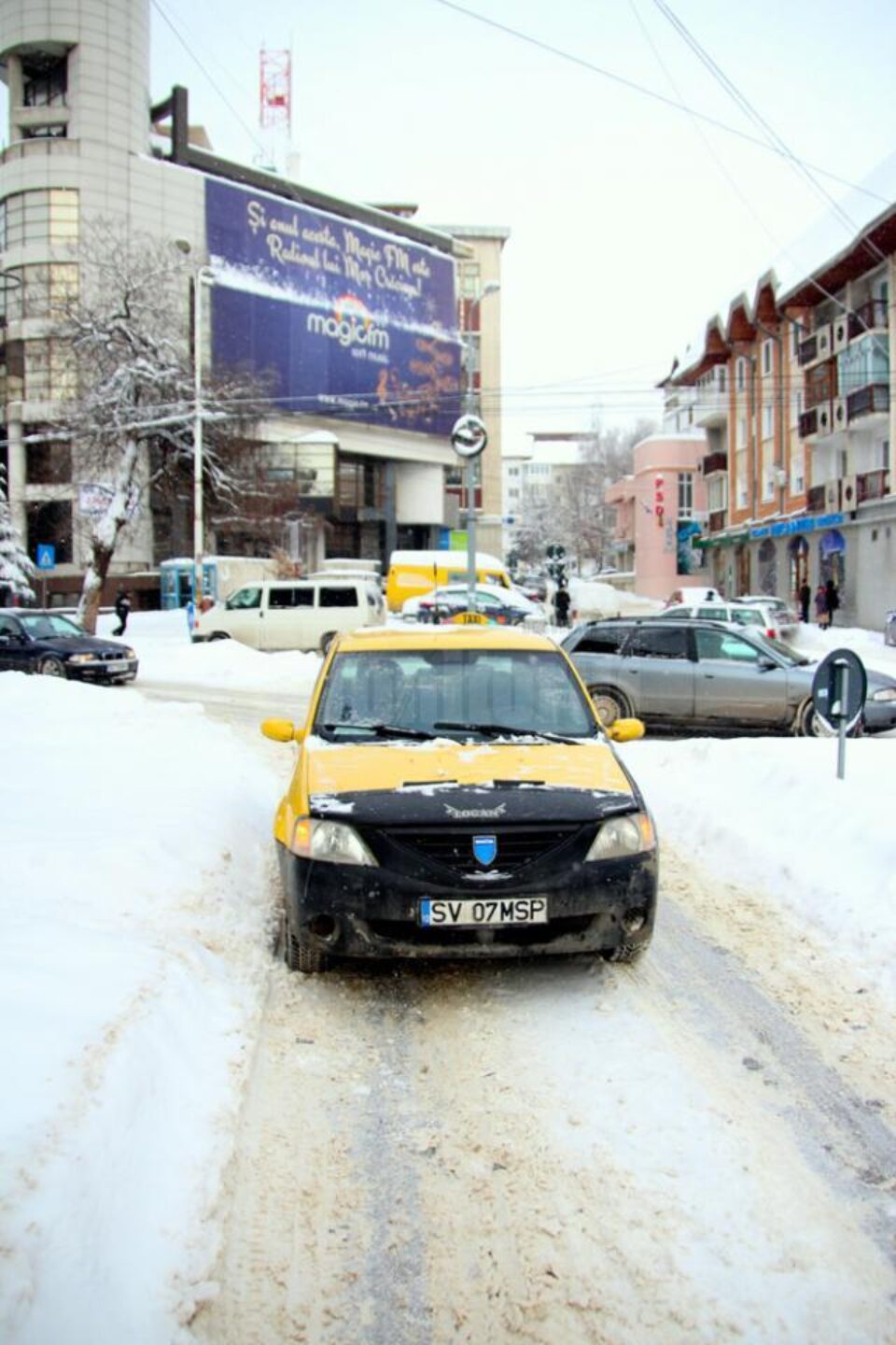 Strada a fost blocată de mașina lăsată pe avarie în mijlocul drumului