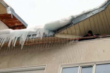 Pompierii au fost solicitați să intervină pentru degajarea țurțurilor de la acoperișuri