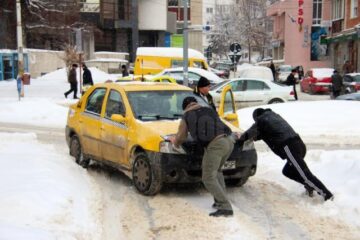 Stradă blocată de un taximetrist care și-a lăsat mașina pe avarie în mijlocul drumului