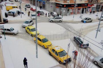 Stradă blocată de un taximetrist care și-a lăsat mașina pe avarie în mijlocul drumului