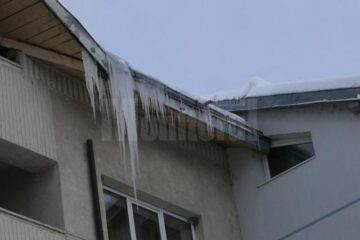 Intervenție dificilă a pompierilor pentru îndepărtarea țurțurilor