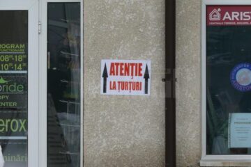 Intervenție dificilă a pompierilor pentru îndepărtarea țurțurilor