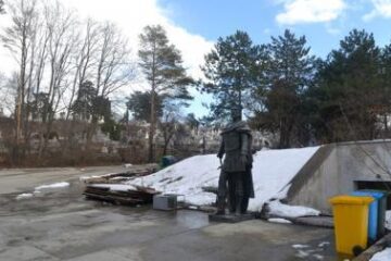 Statuia domnitorului moldovean Petru I Mușat (1375-1391) nu va reveni curând în zona centrală a municipiului Suceava. Foto:orasulsuceava.ro