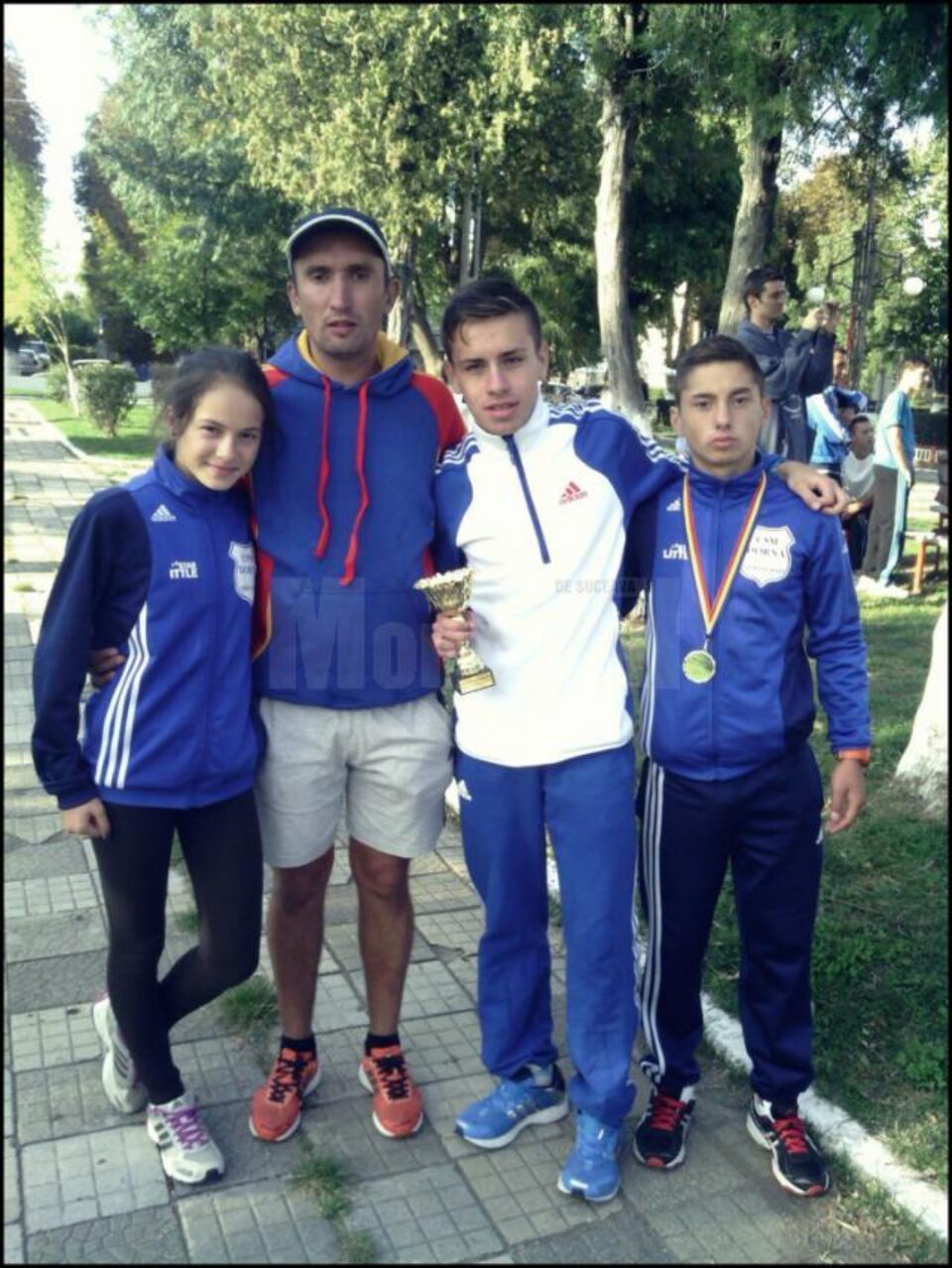 Antrenorul Cristian Prâsneac, alături de cei trei sportivi cu care va participa la crosul din Serbia