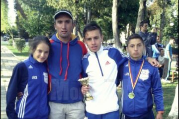 Antrenorul Cristian Prâsneac, alături de cei trei sportivi cu care va participa la crosul din Serbia