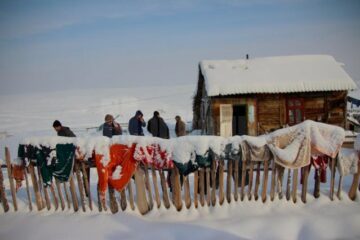 Casa în care locuiau zece suflete se află într-o zonă izolată, la limita dintre Drăgoiești și Corlata