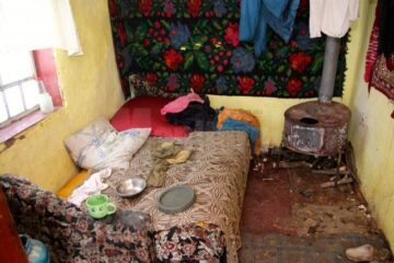 Cei zece locuiau înghesuiți în două camere