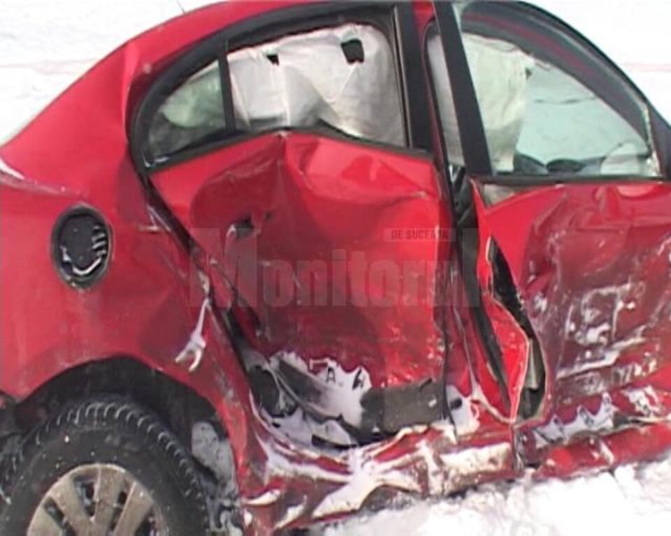 Una dintre mașinile implicate în accident