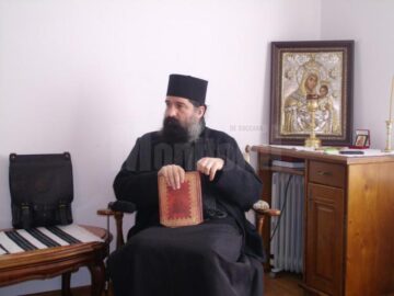 Starețul Nectarie: Poți să te închini și la o icoană făcătoare de minuni, și la ceea ce s-a păstrat de pe vremea Mântuitorului Iisus Hristos, dar dacă te închini cu evlavie primești har și binecuvântare. Dar dacă nu, nu știu cât îți ajută!