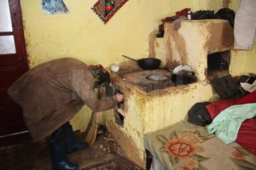 Cei zece locuiau înghesuiți în două camere