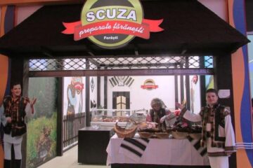 Interpretul de muzică populară Sorin Filip, imaginea magazinului SCUZA
