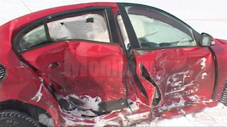 Din impactul violent între cele două mașini au rezultat doi răniți care, din fericire, au scăpat cu leziuni ușoare