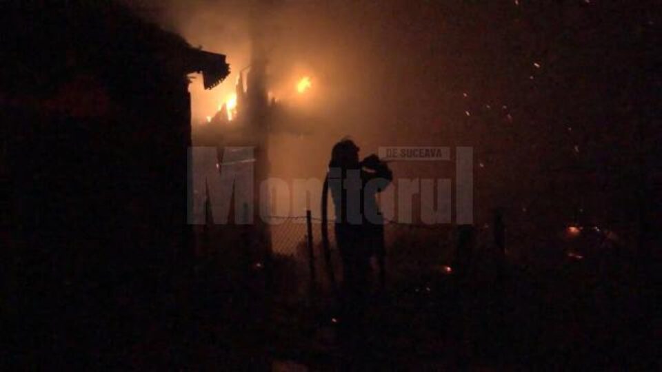 Pentru a ajunge cu apă la flăcări, pompierii au întins furtunurile pe aproximativ 700 de metri