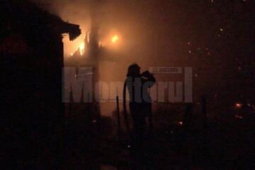 Pentru a ajunge cu apă la flăcări, pompierii au întins furtunurile pe aproximativ 700 de metri
