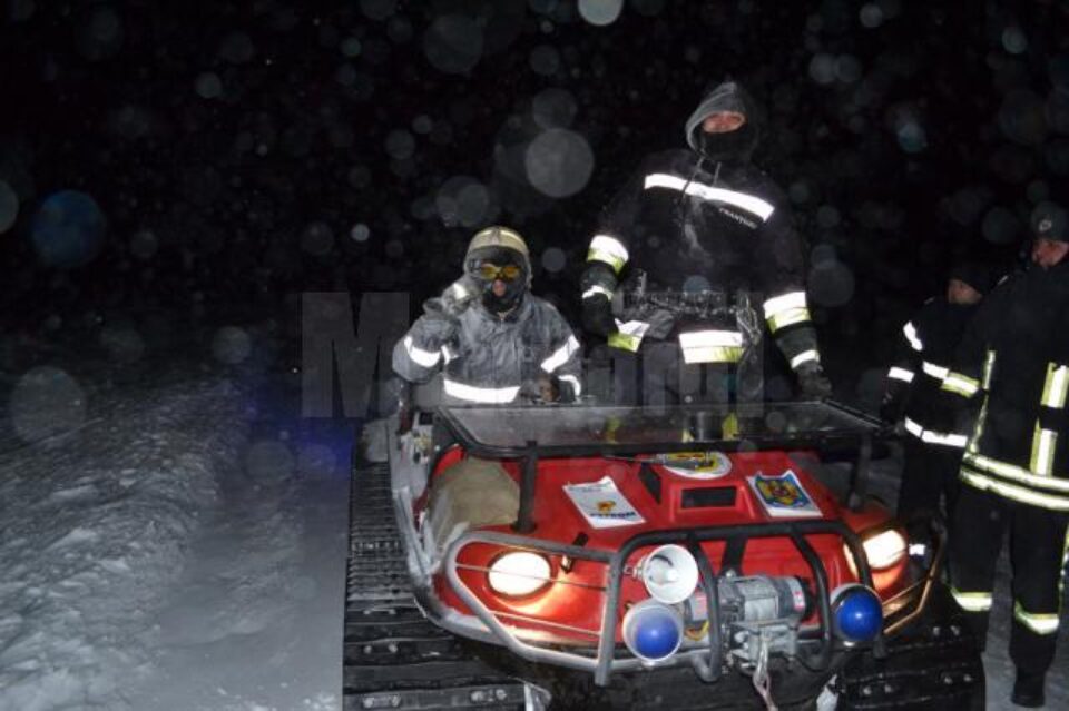 Salvatorii au intervenit cu șenilata în zona blocată de viscol