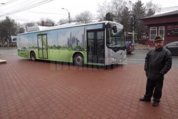 Autobuzul electric este produs de compania chineză BYD
