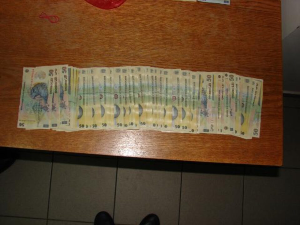Bani ridicați de la unul dintre contrabandiști