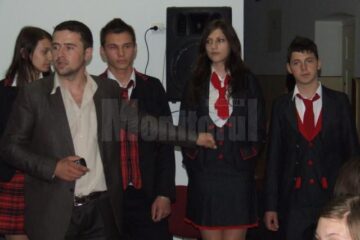 Andrei Brașoveanu, în stânga, în timp ce-și prezenta uniformele în școli din Suceava