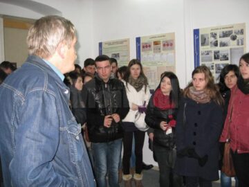 Întâlnire-dezbatere între un grup de elevi și un fost deținut politic, în cadrul expoziției „Securitatea, instrument al dictaturii”