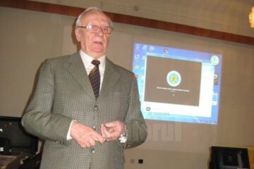 Întâlnire-dezbatere între un grup de elevi și un fost deținut politic, în cadrul expoziției „Securitatea, instrument al dictaturii”