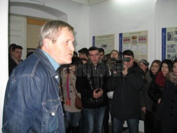 Întâlnire-dezbatere între un grup de elevi și un fost deținut politic, în cadrul expoziției „Securitatea, instrument al dictaturii”