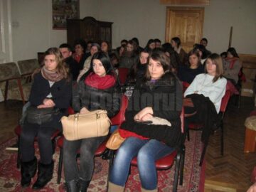 Întâlnire-dezbatere între un grup de elevi și un fost deținut politic, în cadrul expoziției „Securitatea, instrument al dictaturii”