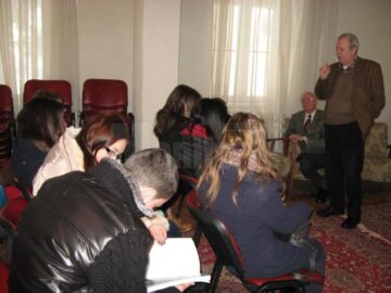 Întâlnire-dezbatere între un grup de elevi și un fost deținut politic, în cadrul expoziției „Securitatea, instrument al dictaturii”