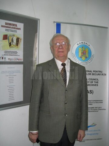 Întâlnire-dezbatere între un grup de elevi și un fost deținut politic, în cadrul expoziției „Securitatea, instrument al dictaturii”